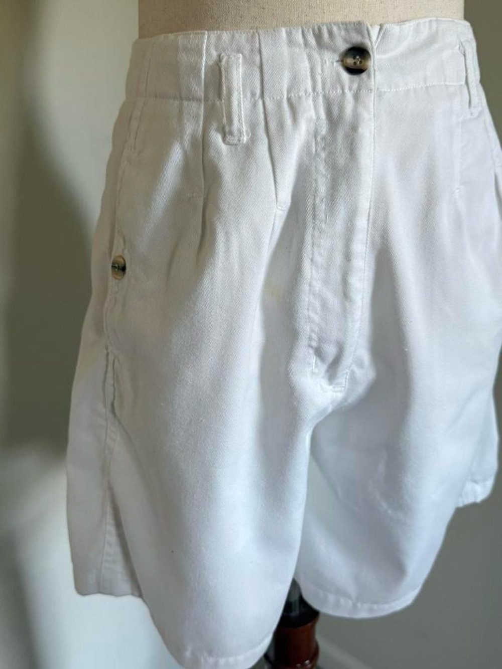 High-Waist White Pleated Bermuda Shorts - Picture 3 of 7
